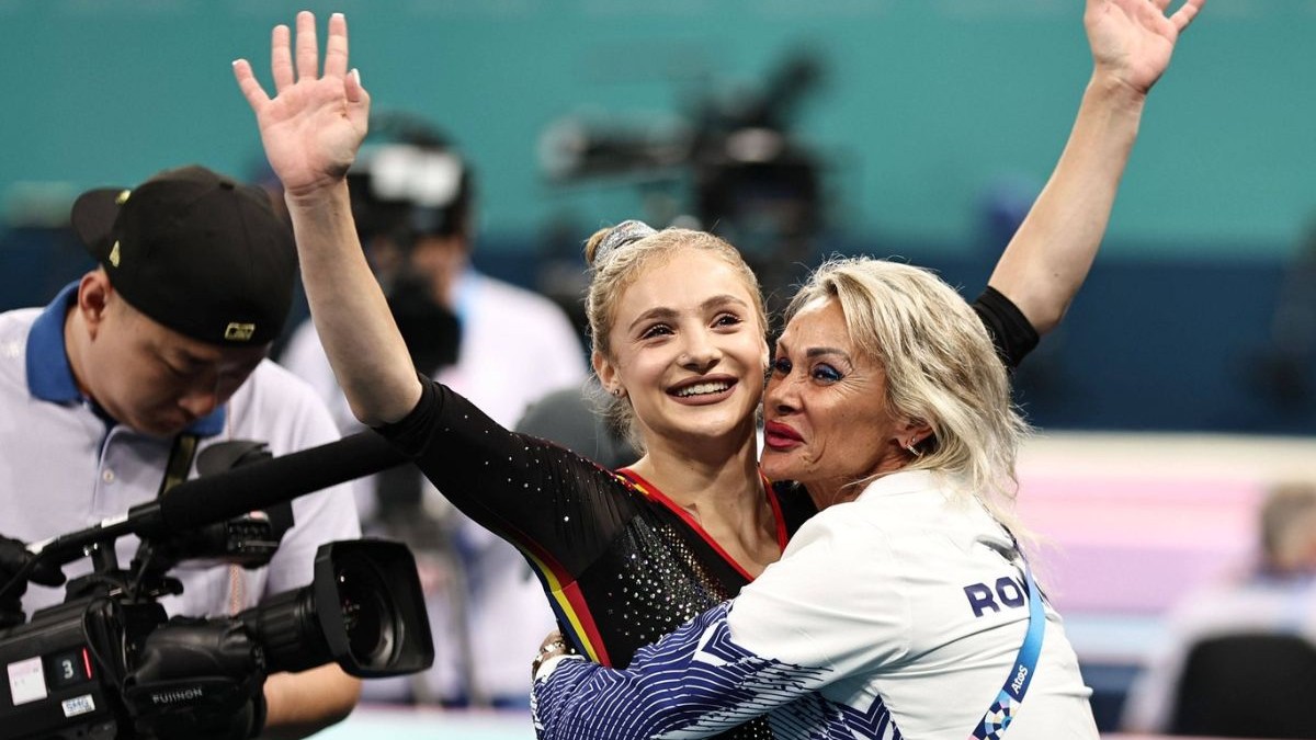 Sabrina Voinea-Maneca împreună cu mama sa, Camelia Voinea, după proba de bârnă din cadrul calificărilor la Jocurile Olimpice din 2024, Paris