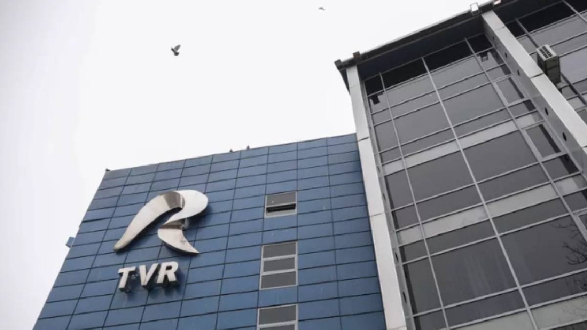Sediul TVR, fotografiat de la baza clădirii, impunător și gri, cu sigla TVR pe zidul din sticlă
