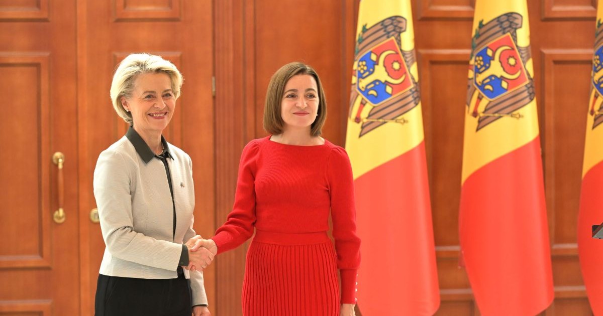 Ursula von der Leyen (stânga), alături de Maia Sandu, în cursul unei vizite efectuate pe 10 octombrie la Chișinău Foto: Hepta