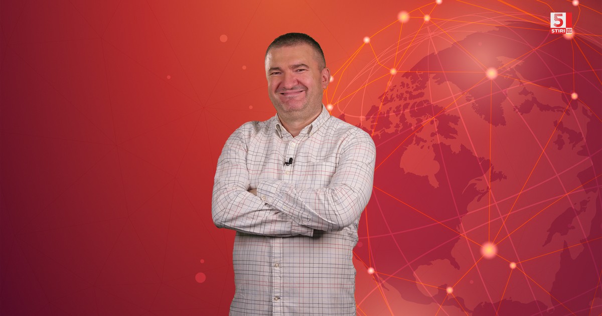 Dorin Chiotea, redactor șef Libertatea și realizator 5 știri by Libertatea, Actualitate, îmbrăcat cu o cămașă albă, pe un fundal roșu.