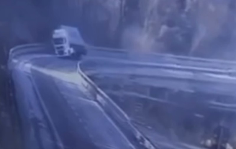 Un șofer român de TIR a plonjat în gol de pe un viaduct, de la 15 metri înălțime, în Italia - VIDEO