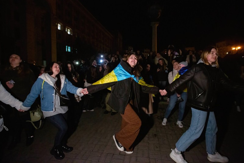 Bucurie în rândul tinerilor din Kiev, după eliberarea Hersonului de către armata ucraineană. | Foto: Profimedia