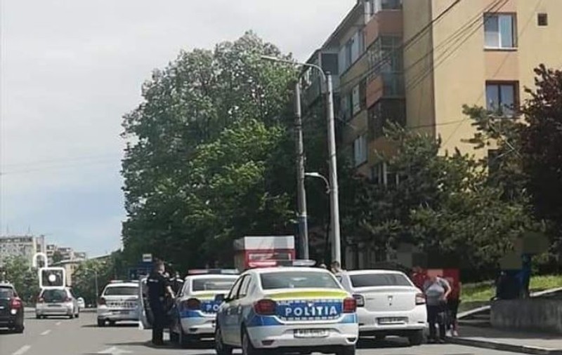 Răsturnare de situație: femeia din Craiova scoasă pe geamul mașinii de polițiști a fost amendată cu 1.000 de lei
