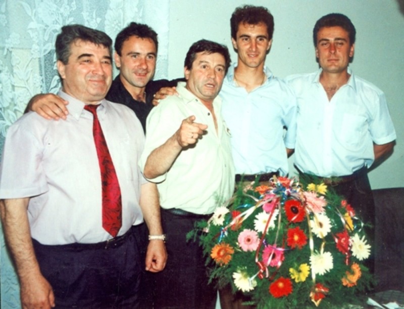 Mihai cristache, primul din stânga, alături de Ion Radu. Ei erau celebrii frați "Dero". În spate sunt, de la stânga la dreapta, Leahu, Răchită și Zmoleanu