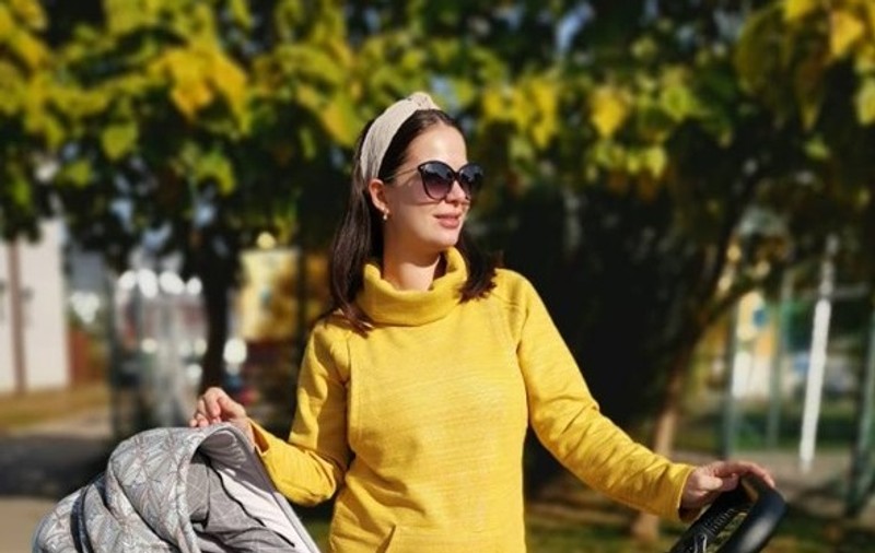 Deea Maxer și-a alăptat fetița pe o bancă în parc. Reacția soțului ei atunci când a văzut-o