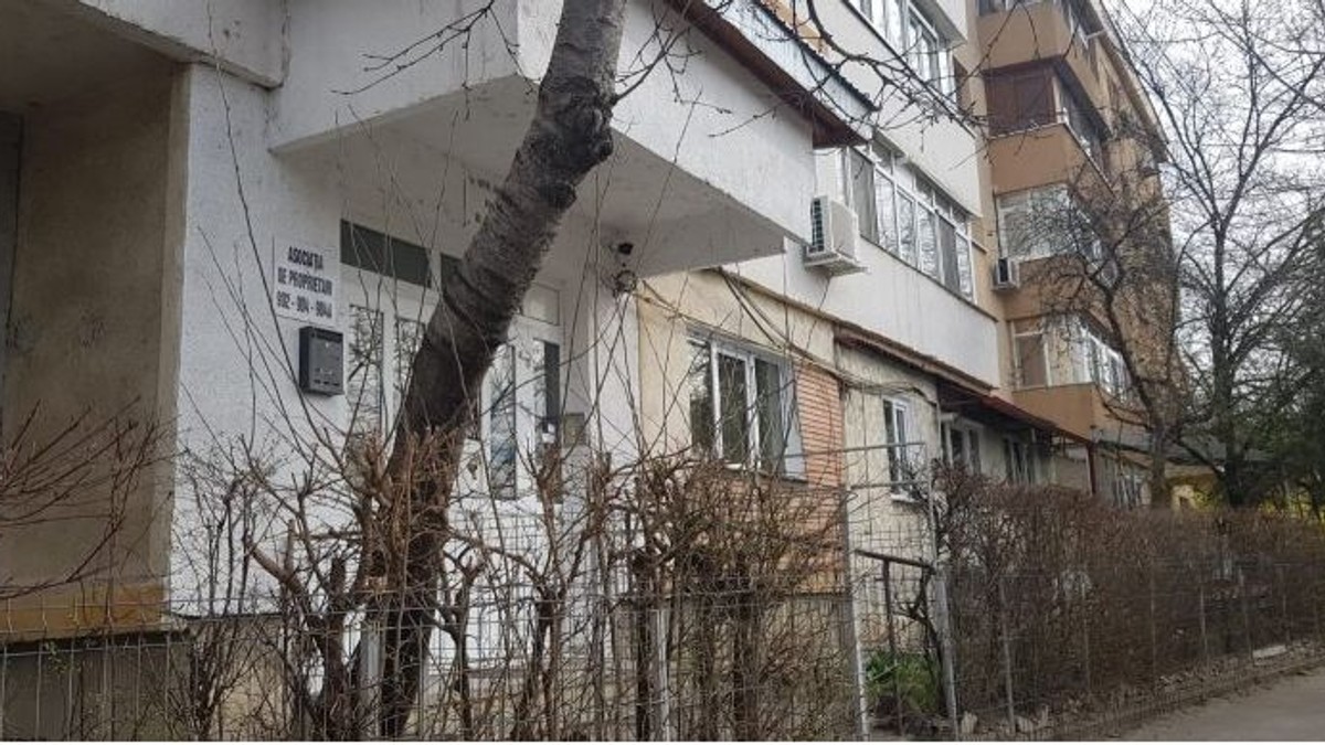 Au spălat scara cu săpun și spirt de teama coronavirusului. Vecinii primului ieșean infectat s-au mobilizat