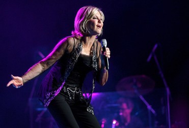 Olivia Newton-John, în concert în Singapore (2007) | Foto: EPA