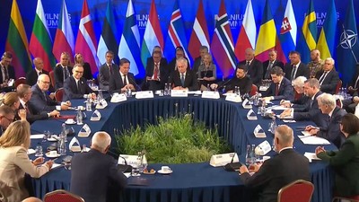 Nicușor Dan, la summitul B9 de la Vinius, așezat între președintele ceh Petr Pavel și președintele ucrainean Volodimir Zelenski Captură Facebook