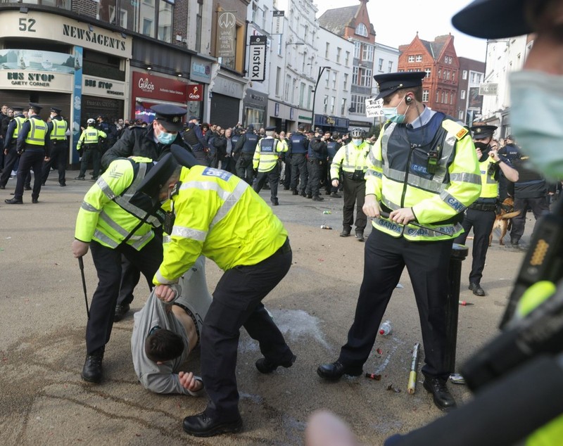 23 de arestări și cel puțin trei polițiști răniți, la Dublin, după o manifestație împotriva măsurilor anti-Covid