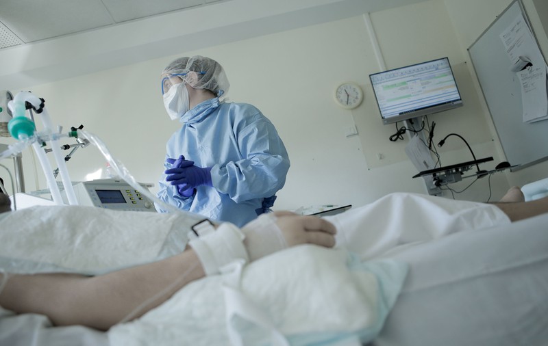 Mărturia unei persoane care s-a vindecat de COVID-19: Primele simptome au venit la 11 zile de la contactul cu persoana infectată