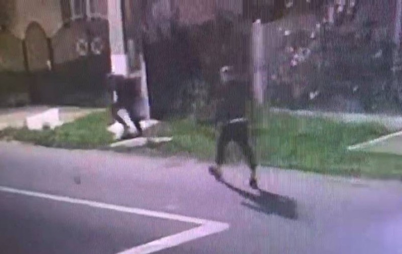 VIDEO | Scene violente în Olt. Tânără bătută cu bestialitate în mijlocul străzii de un adolescent