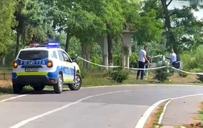 Un șofer a intrat cu mașina într-un grup de oameni, în curtea Mănăstirii Cernica. O persoană a murit, două sunt rănite