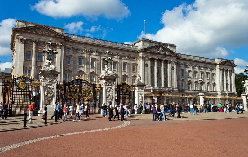 Regina Marii Britanii se mută de la Buckingham Palace