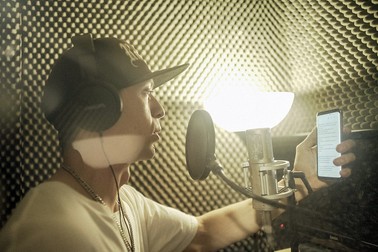 Maxi într-un studio din Valencia unde a înregistrat melodia Little Romania