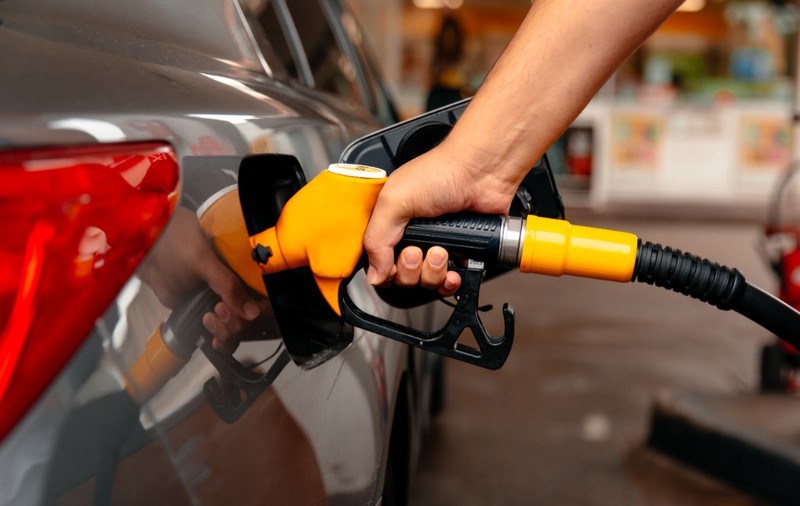 Șoferii vor plăti în plus la un plin. Calcule: cât va costa un litru de benzină sau de motorină?