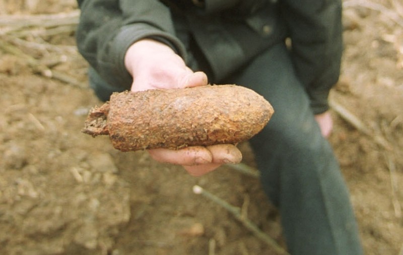 Bombă de 82 mm, descoperită într-o pădure 