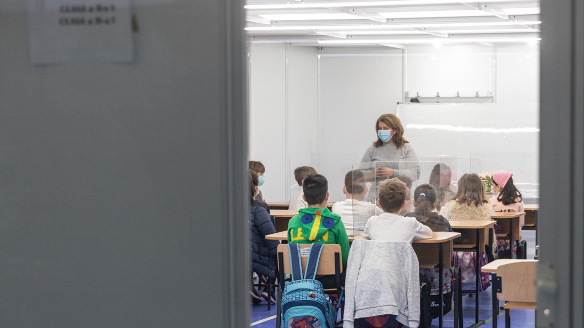 Școala a reînceput în containere amenajate în sala de sport pentru mai mulți elevi din Sectorul 6. Foto: Vlad Chirea / Libertatea