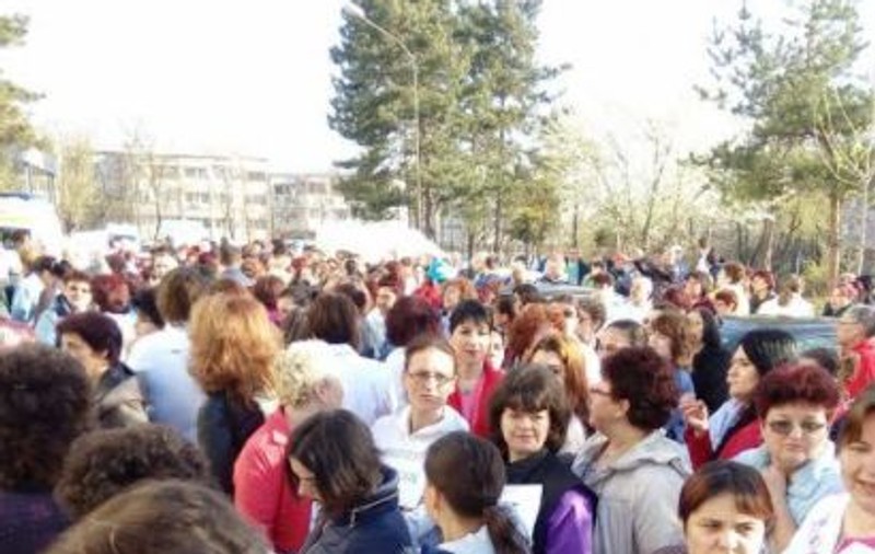 Protest al angajaților Spitalului de Psihiatrie Cronici din Dumbrăveni, Vrancea. Au primit salarii diminuate și cu 800 de lei