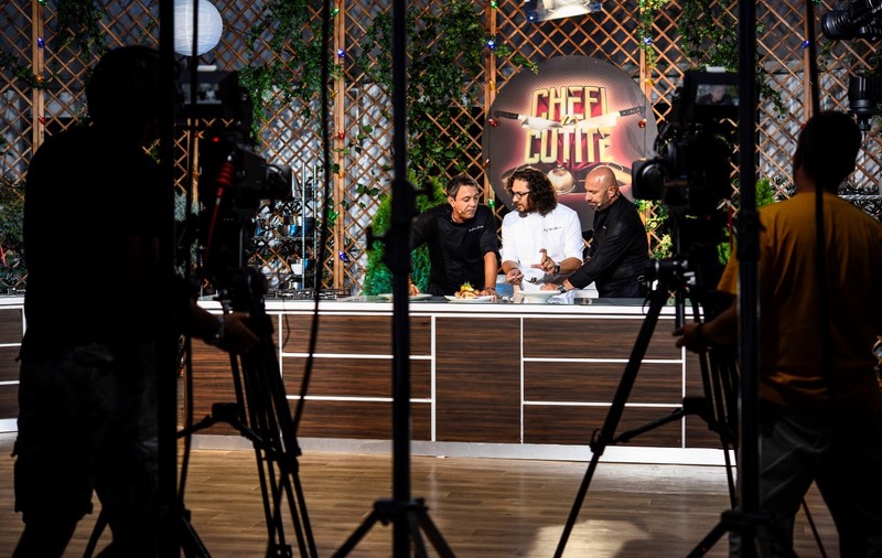 Primul bucătar român apărut la televizor îi jurizează pe cei trei chefi | FOTO
