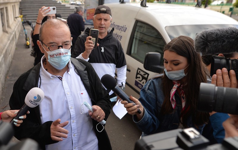 Primarul Piedone, ridicat din aeroport și dus la sediul DNA într-un dosar privind salubrizarea din sectorul 5. Era în avionul cu alarma de bombă
