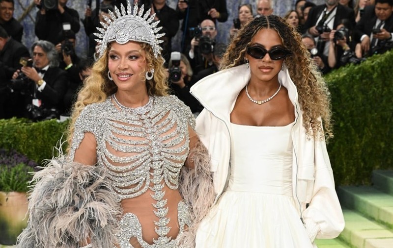 Beyoncé a revenit la Met Gala 2026 după un deceniu, alături de fiica sa, Blue Ivy Carter. Cum au apărut cele două pe covorul pietruit