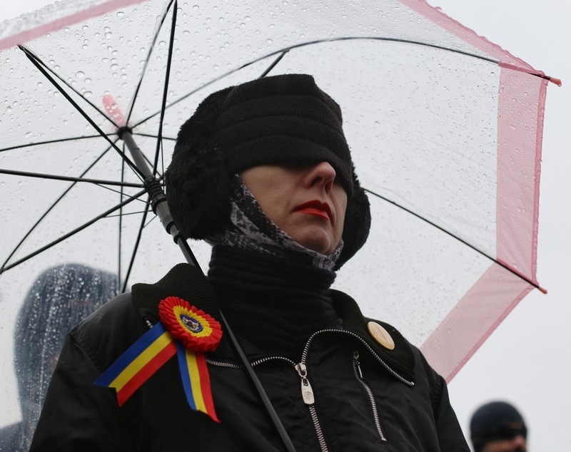 VIDEO/ Oana Pellea și Marius Manole, legați la ochi pentru "noua eră a nepuțintei". Protest mut în Piața Victoriei, duminică 17 decembrie