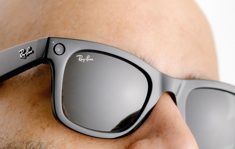 Facebook și Ray-Ban au lansat ochelarii inteligenți, echipați cu cameră foto. Cât costă și ce funcții au
