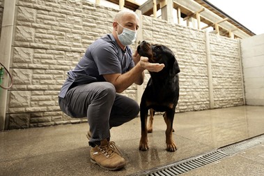 Aurelian Ștefan și Billy, câinele care se recuperează după o fractură de coloană