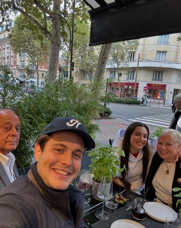 Imagine rară cu socrii Andreei Esca. Melkon Eram și soția Anne au fost surprinși la un restaurant în Paris, cu nepoții lor