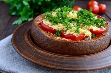 Pâine umplută cu legume și brânză