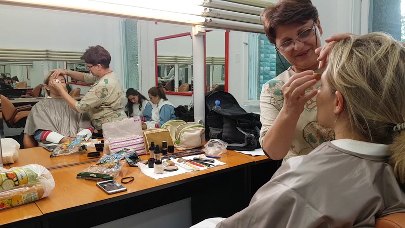 Înainte de a ajunge pe platoul de filmare, actorii sunt machiaţi în funcţie de rolul pe care urmează să îl interpreteze