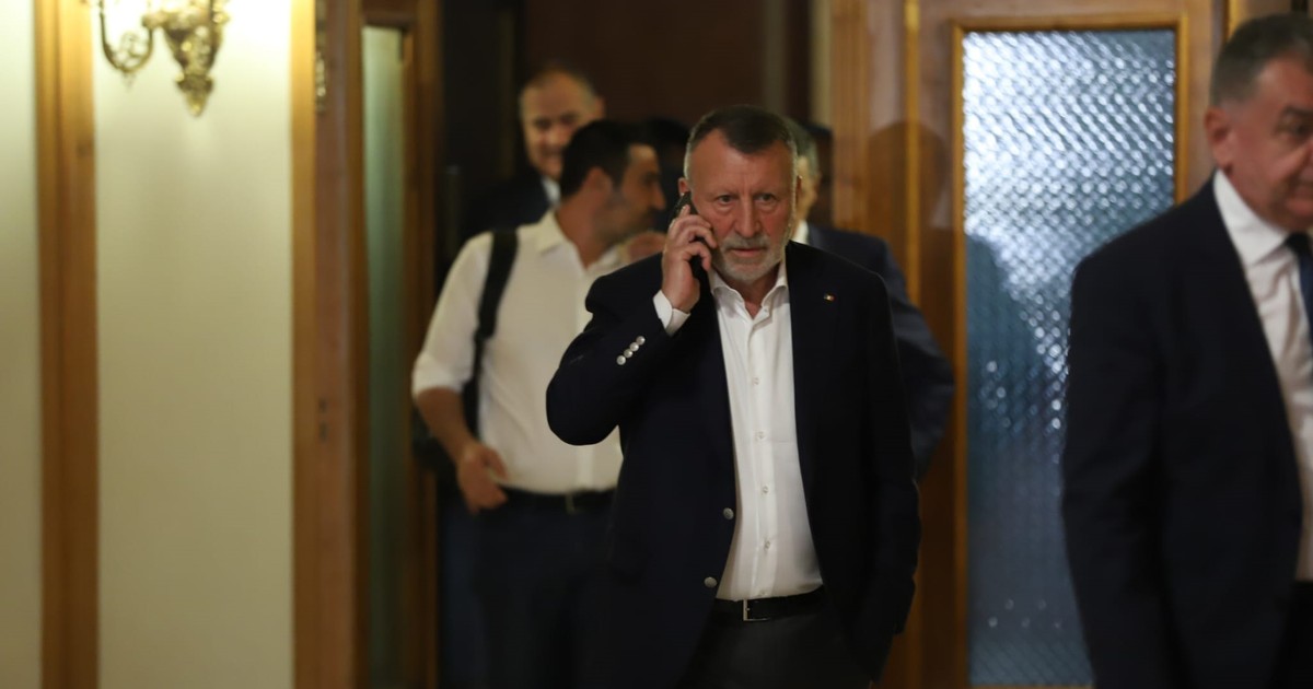 Paul Stănescu vorbind la telefon înainte de ședința PSD FOTO Dumitru Angelescu