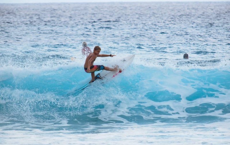 Un surfer profesionist a murit când încerca să prindă un val, în timpul uraganului Irma