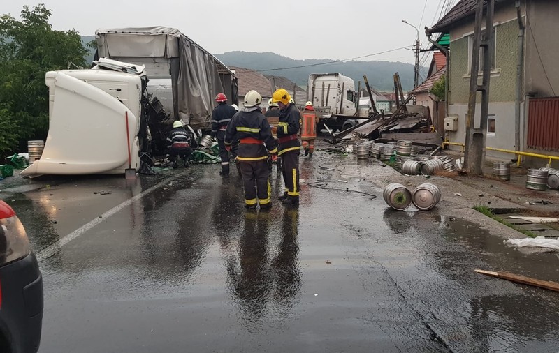 Circulaţie blocată între Sighişoara şi Târgu Mureş după ce două TIR-uri s-au ciocnit/ GALERIE FOTO