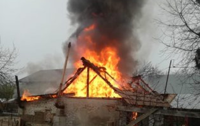 VIDEO | Casa unei familii cu șase copii a ars în prag de sărbători!