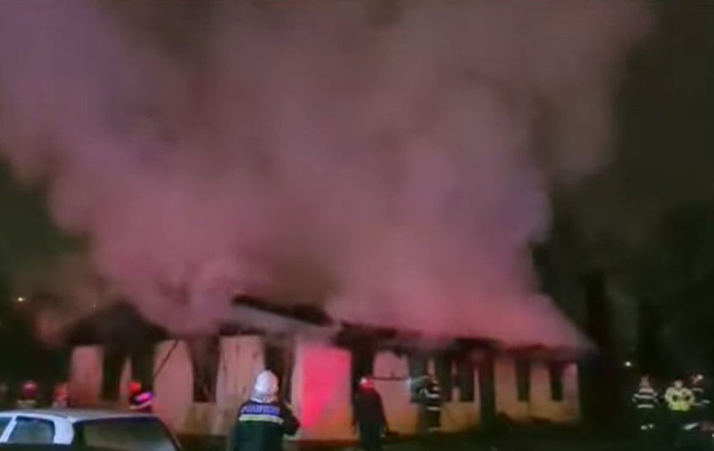 Un incendiu a distrus o clădire dezafectată din Slatina. Nouă mașini din apropiere au fost avariate