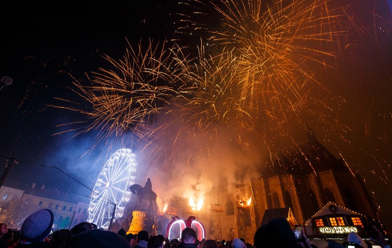 Târgul de Crăciun Cluj-Napoca 2025. Două evenimente speciale cu sute de căsuțe, concerte live, o roată panoramică și un carusel pentru cei mici