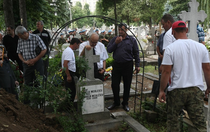 ”Profesorul” Niculescu, înmormântat cu onoruri militare / FOTO