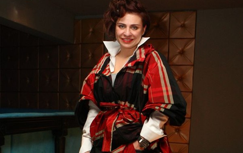 Ai burtică? Adina Buzatu îţi spune cu ce să te îmbraci ca să arăţi bine!