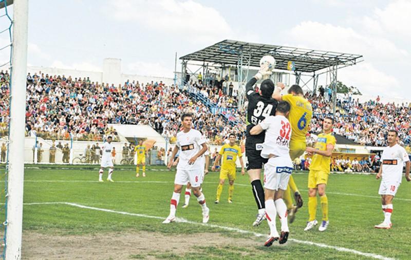 Meciul amical dintre Olimpia şi Dinamo, urmărit de peste 7.000 de oameni