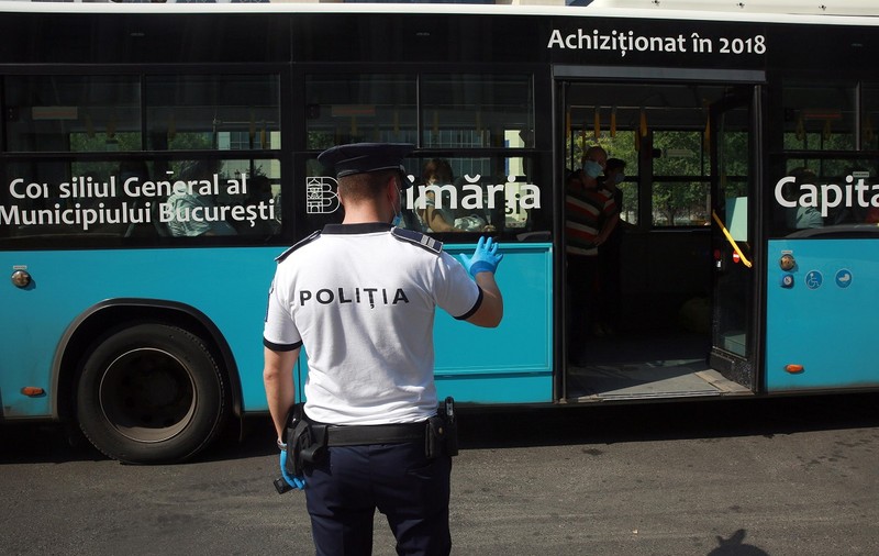 Șoferul unui autobuz din București a lovit mortal un pieton. Și-a continuat traseul, fiind oprit după 7 km