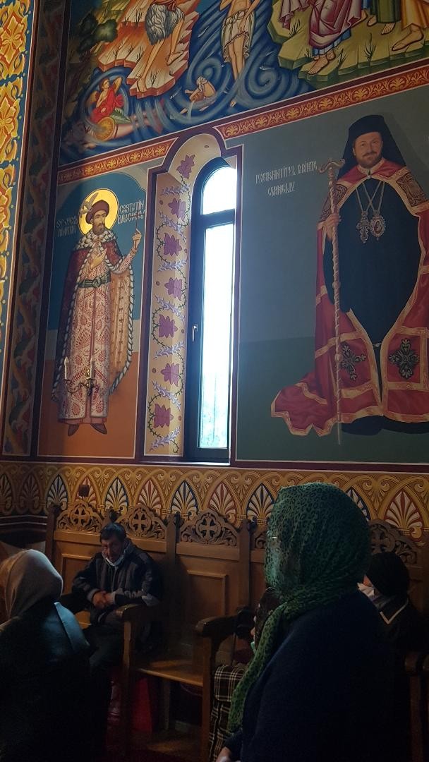 Fostul episcop e reprezentat lângă Constantin Brâncoveanu
