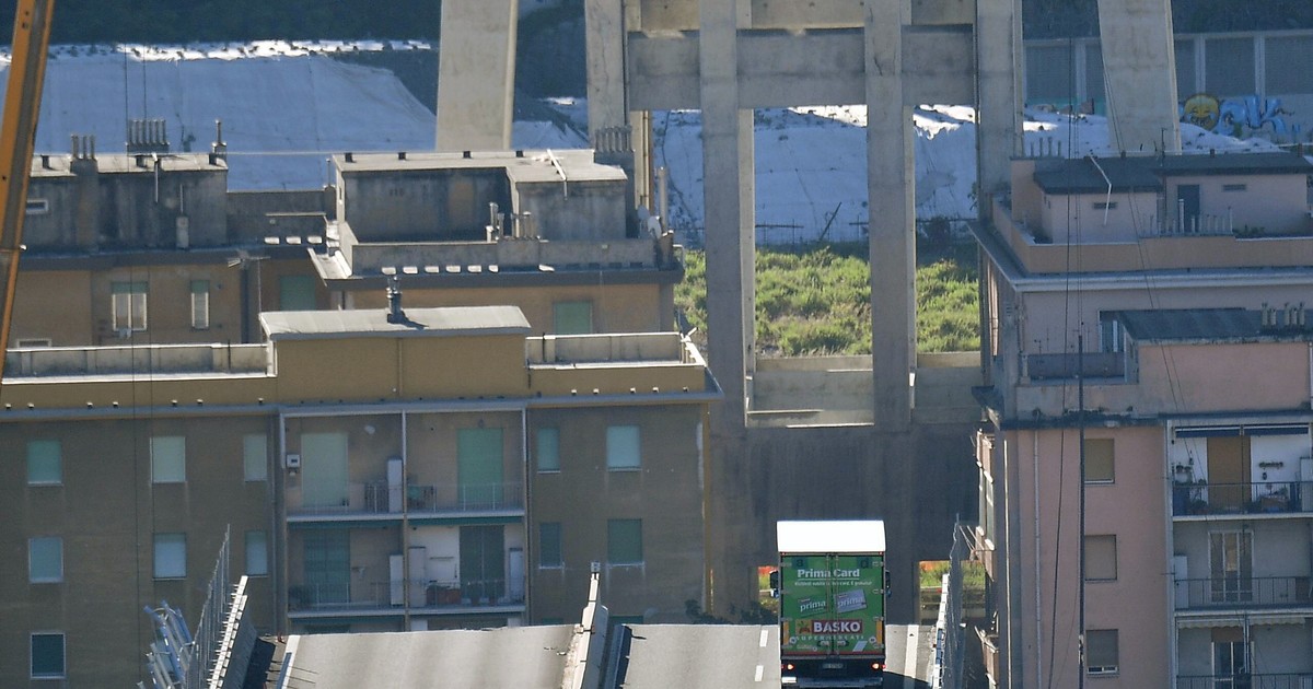 cati oameni au murit dupa prabusirea podului din italia