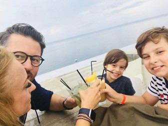 Ciprian, iubita sa și copiii sunt împreună, în vacanță