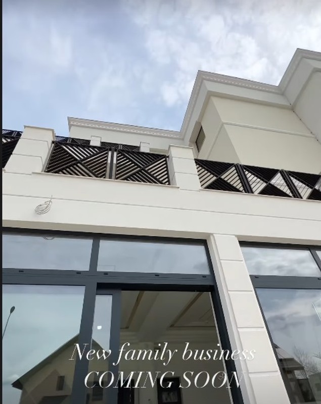Imagini cu hotelul pe care l-a construit soția lui Adrian Minune. La parter va fi un restaurant cu specific mediteraneean