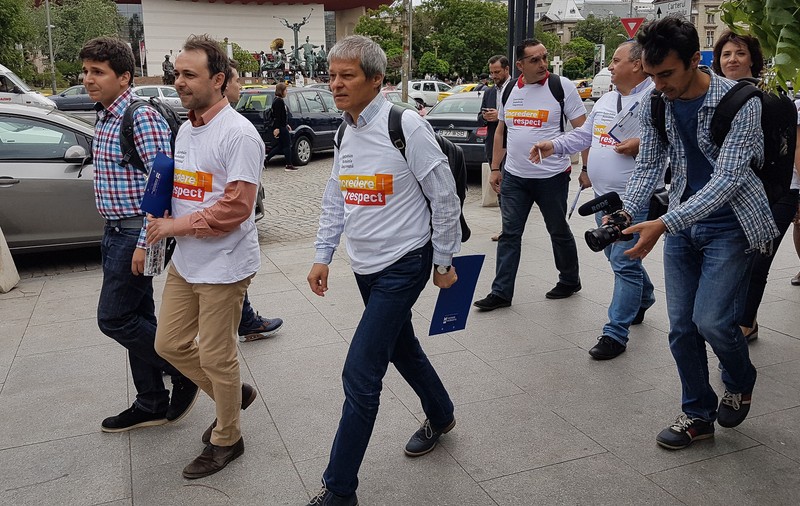 REPORTAJ/Dacian Cioloş a început lupta pentru „cele două Românii reale”:„Oamenii care merg la mici şi bere sunt captivi unui partid”