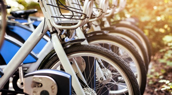 Mai multe biciclete în zona specială pentru depozitare