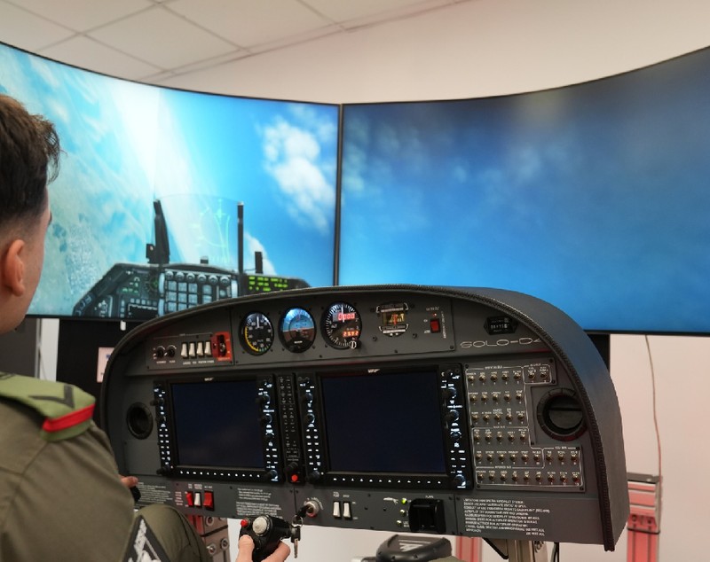 Pregătiri pentru F-35 la Brașov: studenții Academiei Forțelor Aeriene se antrenează să conducă elicoptere Apache și Black Hawk pe simulatoare