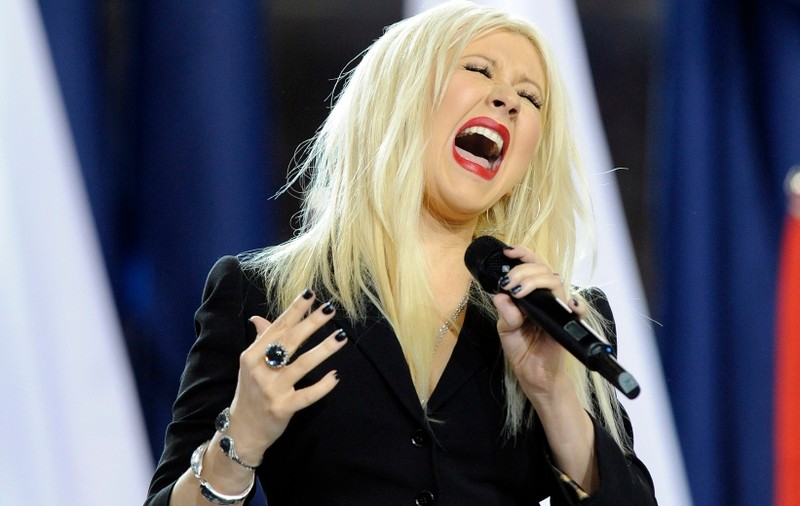 Video | Christina Aguilera a uitat versurile imnului naţional al SUA, la deschiderea Super Bowl