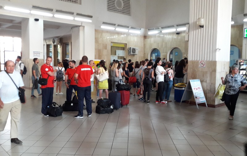 EXCLUSIV/ Călătorii CFR care plătesc preț întreg le primesc la pachet, bonus. Gratuitatea care aduce mizerie și nesimțire
